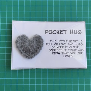 Cœur câlin dans une pochette, Cadeau attentionné, Cadeau câlin au crochet, Un ami spécial, Cadeau tu m'as manqué, Cadeau je t'aime, Je pense à vous, Premier jour d'école, Câlin Grey Heart