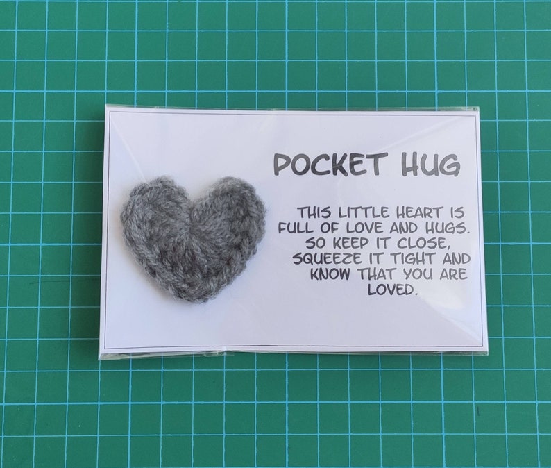 Cœur câlin dans une pochette, Cadeau attentionné, Cadeau câlin au crochet, Un ami spécial, Cadeau tu m'as manqué, Cadeau je t'aime, Je pense à vous, Premier jour d'école, Câlin Grey Heart