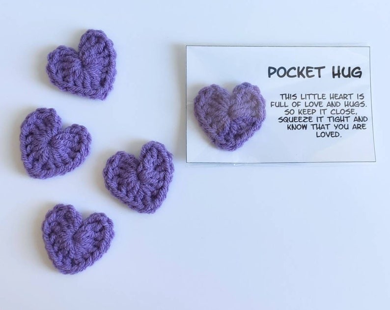 Cœur câlin dans une pochette, Cadeau attentionné, Cadeau câlin au crochet, Un ami spécial, Cadeau tu m'as manqué, Cadeau je t'aime, Je pense à vous, Premier jour d'école, Câlin Purple Heart