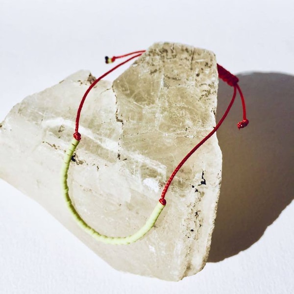 bracelet ajustable de perles miyuki sur fil de jade rouge.