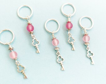 Marcadores de puntada, 5 marcadores de puntada para tejer, marcadores de puntada con cuentas y amuletos, regalo para un tejedor, guardianes del progreso con amuletos clave