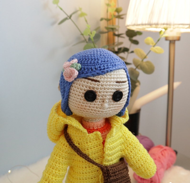 PADRÃO EM PORTUGUÊS Amigurumi boneca artesanal Coraline. Receita crochê de alta qualidade, o melhor presente de semper image 4