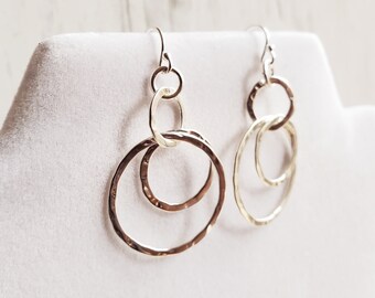 Minimalist interlocking circle earrings