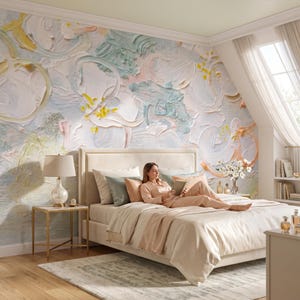 K&ouml;nnte beinhalten: Ein Schlafzimmer mit einem gro&szlig;en Wandgem&auml;lde mit dicken, strukturierten Impasto-Pinselstrichen in Wei&szlig;, Hellblau, zartem Rosa und Gelb. Ein beiges Polsterbett mit passender Bettw&auml;sche steht vor der Wand, erg&auml;nzt durch einen goldenen Beistelltisch.