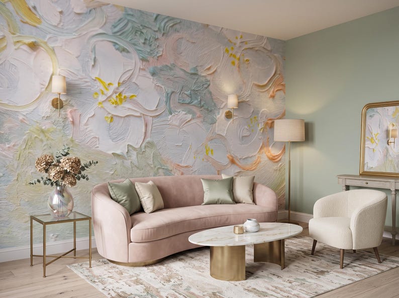 K&ouml;nnte beinhalten: Ein Wohnzimmer mit einem gro&szlig;en Wandbild mit dicken, strukturierten Impasto-Pinselstrichen in Pastellt&ouml;nen wie Wei&szlig;, Rosa, Gelb und Salbeigr&uuml;n. Ein geschwungenes rosa Sofa, ein wei&szlig;er Sessel und ein ovaler Marmor-Couchtisch mit Goldfu&szlig;.