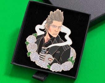 LE25 2,75" EMAILLE PIN - Ignis, witte chrysant, 22"