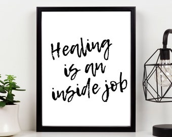 Könnte beinhalten: Schwarz-weiß gerahmter Druck mit dem Text "Healing is an inside job" in einer handschriftlichen Schrift.