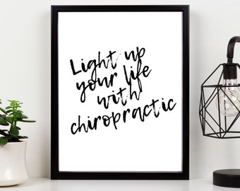 Könnte beinhalten: Schwarz-weißes druckbares Wandbild mit dem Text "Erleuchten Sie Ihr Leben mit Chiropraktik".