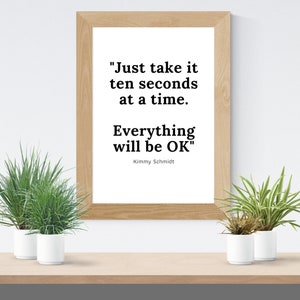 Può includere: Una stampa incorniciata con una citazione motivazionale di Kimmy Schmidt: "Prenditi solo dieci secondi alla volta. Tutto andrà bene."