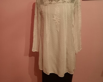 A vintage, white, embroidered with flowers blouse by Zara / Sizes S/ 36/38 (EU) / 8 (UK)