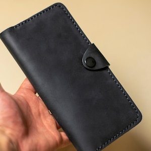 Bolsa preta vertical feita à mão em couro genuíno. Carteira com botão. Carteira personalizada feita à mão, porta-cartões, presente perfeito para homens ou mulheres