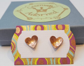 Koperen hartstekers, met de hand gestempelde hartontwerpoorbellen, handgemaakt door Greenwood Adorned, gepresenteerd in geschenkdoos
