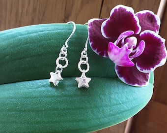 Boucles d'oreilles pendantes étoiles, boucles d'oreilles fabriquées à la main en argent fin, bijoux étoiles conçus par Greenwood Adorned, présentés sur une jolie carte dans une boîte cadeau.