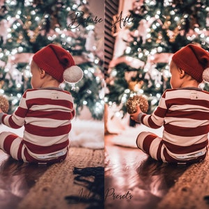 Puede incluir: Un ni&ntilde;o con un mono a rayas rojas y blancas y un gorro rojo de punto con un pomp&oacute;n blanco se sienta frente a un &aacute;rbol de Navidad con luces blancas. El ni&ntilde;o sostiene un adorno dorado.