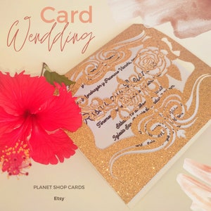 Op de afbeelding: Gouden glitter huwelijksuitnodigingskaart met een witte inleg met een bloemmotief en de tekst "Londragón y Pecoraro Vanchi, Teneme Saba 19 Iglesia San..."