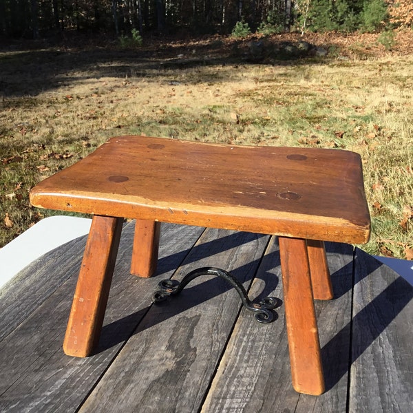 Tabouret pied de cricket Cushman Colonial Creation en érable 9038 Étiquette Bennington VT en laiton