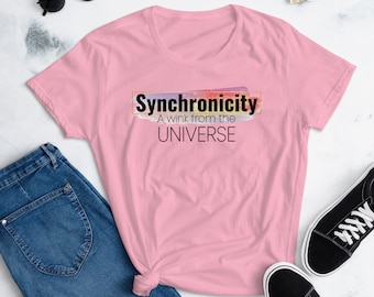 SYNCHRONICITEIT Een KNIPOOG van het universum Vrouwen korte mouw getailleerd T-shirt / motiverende T-shirt / inspirerende T-shirt / positieve citaten T-shirt