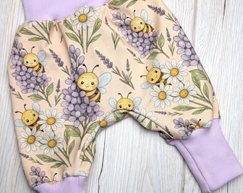 Handgemachtes BabySet Pumphose + Halstuch + Mütze Gr. 44–104 – Bienen und Blumen, Sommer Frühling Hose Baby, Tiermotiv Kinderhose