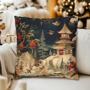 Könnte beinhalten: Quadratisches Zierkissen mit dunkelblauem Hintergrund mit einer Pagode, Vögeln und roten Beeren. Das Kissen hat ein Vintage-Design im asiatischen Stil mit einer Landschaftsszene. Das Kissen liegt auf einem weißen Sofa.