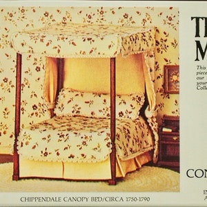 Pode incluir: Um kit de cama com dossel Chippendale em miniatura de "The House of Miniatures". A cama apresenta um dossel, roupa de cama e uma saia com estampa floral. O kit inclui peças de madeira usinadas de precisão não montadas, escala 2,54 cm a 2,54 cm. Circa 1750-1790.