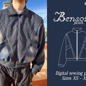 Puede incluir: Un patrón de costura digital para una chaqueta corta llamada "Benson Jacket". El patrón está disponible en tallas XS a XXL. La imagen muestra a una persona usando una chaqueta azul y gris con un patrón de cuadros.