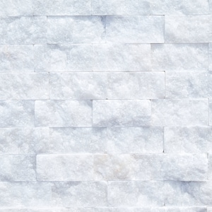 Könnte beinhalten: Weiße Marmorfliesenwand mit einem gestapelten Ziegelmuster. Die Fliesen sind glatt und haben einen dezenten Glanz.
