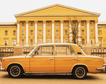 Voiture rétro jaune en Russie