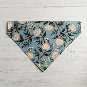 Bandana per cani con stampa di peonie blu // 100% cotone // Peonie corallo // Rifle Paper Co. // Accessorio per cani // Cravatta per cani