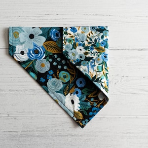 Floral Garden Party (Navy) Slip-Over Halsband für Hunde // Hunde Accessoire // Hundehalstuch // Rifle Paper Co Stoff // Bedruckt