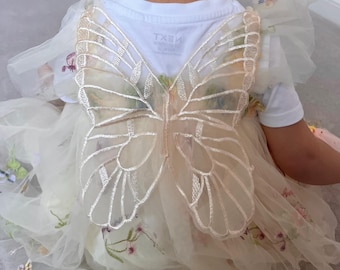 Vestido de fada encantador em tule bordado amarelo limão para a Páscoa: Asas de borboleta, ideal para daminhas de honra, festas de aniversário e ensaios fotográficos com bolo para bebês e crianças pequenas.
