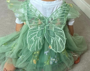 Vestido de fada Tinkerbell em tule bordado verde sálvia: Asas de borboleta, ideal para daminhas de honra, festas de aniversário, Natal, ensaios fotográficos com bolo e para bebês e crianças pequenas.
