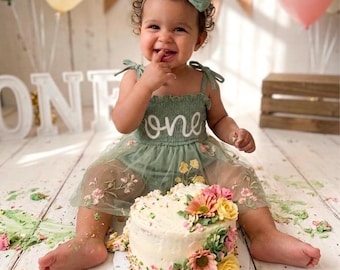 Robe premier anniversaire de fée brodée à la main, barboteuse 1er anniversaire, éclat de gâteau, tenue de fête personnalisée pour bébé fille, fleurs sauvages vertes