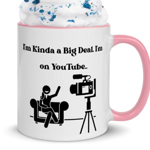 Ich bin auf YouTube - Spülmaschinen- und mikrowellengeeignete Keramiktasse mit Farbe im Inneren