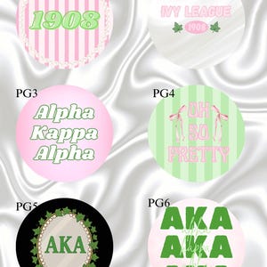 Op de afbeelding: Zes cirkelvormige grafische ontwerpen gelabeld PG1 tot en met PG6. PG1 heeft roze strepen en parels met 1908. PG2 toont Ivy League 1908 met bladeren. PG3 zegt Alpha Kappa Alpha. PG4 heeft groene strepen en roze linten met Oh So Pretty. PG5 toont AKA in een krans. PG6 herhaalt AKA.