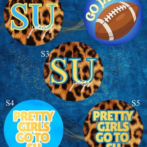 Peut inclure: Cinq motifs circulaires étiquetés S1 à S5. S1 et S3 présentent un fond imprimé léopard avec le texte bleu et jaune SU jags. S2 montre un ballon de football marron sur fond bleu avec le texte GO JAGS. S4 et S5 affichent le texte PRETTY GIRLS GO TO SU en jaune et bleu, S4 sur fond bleu uni et S5 sur fond imprimé léopard.