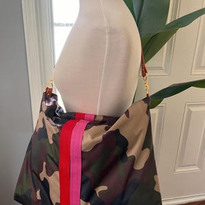Camo Nylon Umhängetasche Camouflage Schultertasche Camo Crossbody Bag Camouflaged Handtasche Große Handtasche Große Slouch Bag Workbag Top Henkel Bag