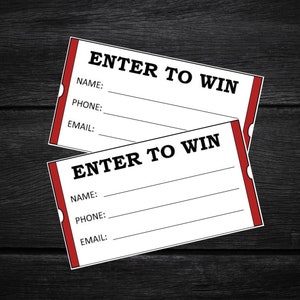 Op de afbeelding: Twee witte papieren toegangskaarten met rode randen. De tekst "ENTER TO WIN" staat in het zwart bovenaan elke kaart. Onder de tekst staan lege regels voor naam, telefoonnummer en e-mailadres.