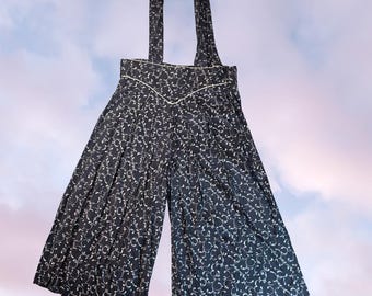 Tuta intera vintage anni '80 Ms. Choice nera e bianca con stampa floreale, senza maniche, con bretelle, gamba larga, modello capri, taglia 10