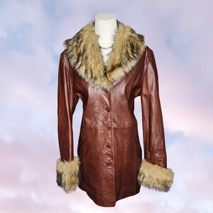 Cappotto lungo in pelle marrone stile anni '70 Wilsons Festival Funky Hippie Boho con colletto in pelliccia sintetica, taglia L, modello Pennylane Afghan Trench Coat.