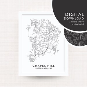 Op de afbeelding: Een ingelijste zwart-wit kaartprint van Chapel Hill, North Carolina. De kaart toont een gedetailleerde stratenplan. De woorden "Chapel Hill North Carolina" staan onderaan afgedrukt. Een digitale download is beschikbaar.