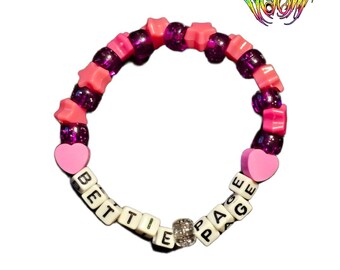 Isabel Doom - Pulseira de miçangas inspirada em Bettie Page