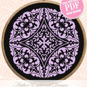 Puede incluir: Un patrón de punto de cruz en blanco y negro con un diseño floral rosa. El patrón está en un aro redondo y está etiquetado como "cross stitch pattern PDF instant download".