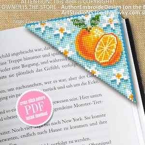 Könnte beinhalten: Ein Kreuzstichmuster für ein Lesezeichen mit blauem Hintergrund, weißen Blumen und einer leuchtend orangenen Zitrusfrucht. Das Muster ist als PDF-Sofortdownload verfügbar. Der Text "cross stitch pattern PDF instant download" ist auf einem weißen Kreis gedruckt.