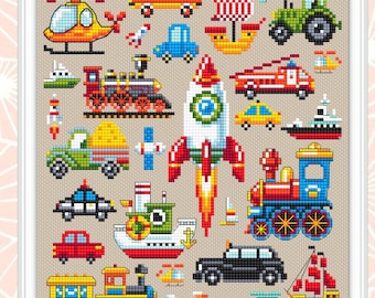 Può includere: Un modello a punto croce incorniciato con vari mezzi di trasporto. Il design include un elicottero giallo, un'auto blu, un'autopompa rossa, un trattore verde, un razzo, un treno, una barca e una barca a vela. Il testo "Author Embroide Design" è in basso.
