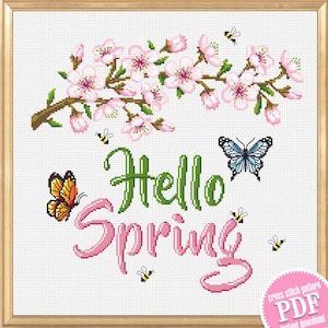 Puede incluir: Patrón de punto de cruz enmarcado con las palabras "Hello Spring" en verde y rosa. El diseño incluye una rama de flores rosas, mariposas y abejas. También se incluyen las palabras "cross stitch pattern PDF instant download".