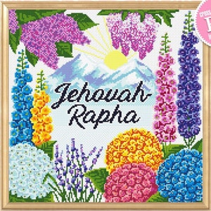 Puede incluir: Patrón de punto de cruz con un diseño floral con una variedad de flores, incluyendo lilas, delphiniums, hortensias y lavanda. El diseño también incluye una cordillera y el texto "Jehovah Rapha".