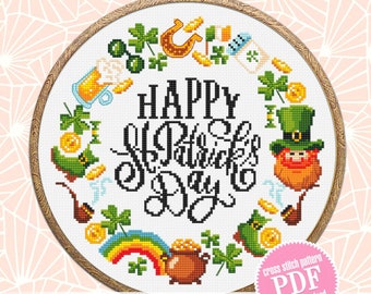 Peut inclure: Un motif de point de croix rond sur fond blanc avec le texte "Happy St. Patrick's Day" en lettres cursives noires. Le texte est entouré d'une couronne de trèfles verts, de pièces d'or, d'un arc-en-ciel, d'un pot d'or, d'un lutin, d'une pipe, d'un fer à cheval et d'une chope de bière.