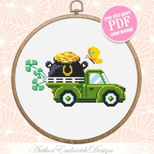 以下が含まれることがあります： 緑色のピックアップトラックが、蹄鉄の付いた金の壺を積んでいます。トラックの上には黄色の蝶が飛んでいます。トラックの側面には緑色のクローバーがあります。この画像はクロスステッチパターンのPDFです。