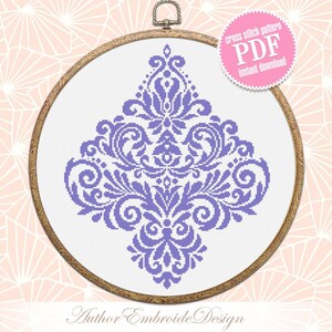 Puede incluir: Patrón de punto de cruz morado y blanco de un diseño de damasco en un aro de bordado de madera redondo. El patrón está etiquetado como "cross stitch pattern PDF instant download".