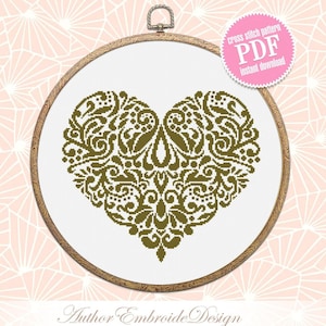 Può includere: Uno schema di punto croce di un cuore dorato con intricati disegni floreali. Lo schema è in un cerchio da ricamo bianco e il testo "cross stitch pattern PDF instant download" è in un cerchio rosso.